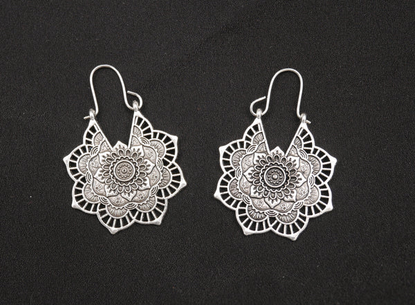 Boucles d'oreilles bohème orientale en dentelle argentée Lotus