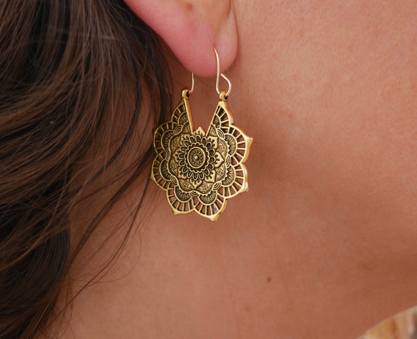 Boucles d'oreilles bohème orientale en dentelle dorée Lotus