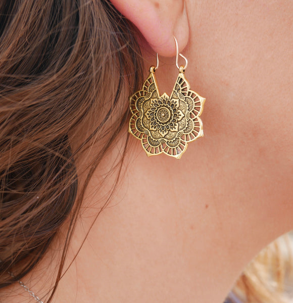 Boucles d'oreilles bohème orientale en dentelle dorée Lotus