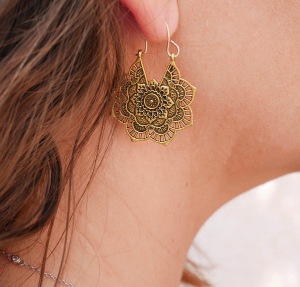 Boucles d'oreilles bohème orientale en dentelle dorée Lotus