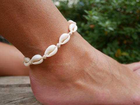 Chaîne de cheville beige en coquillages cauris