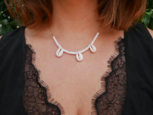 Collier en coquillages cauris beiges naturels et perles