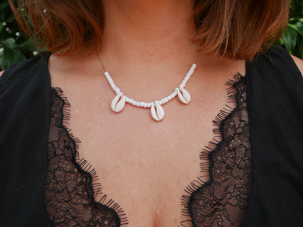 Collier en coquillages cauris beiges naturels et perles