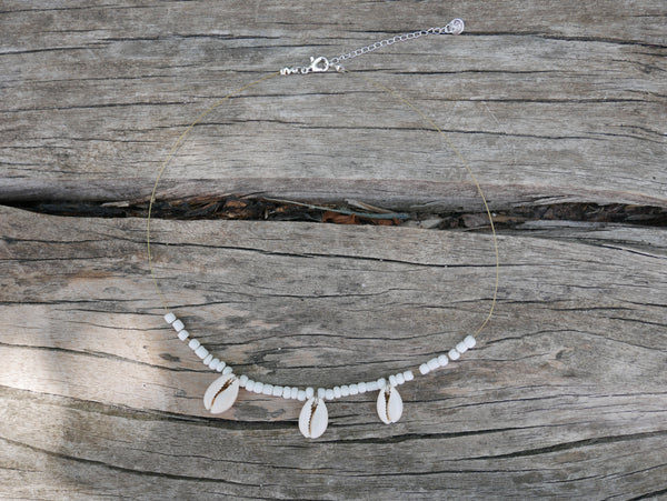 Collier en coquillages cauris beiges naturels et perles