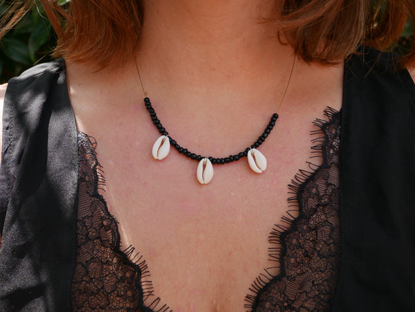 Collier en coquillages cauris beiges naturels et perles