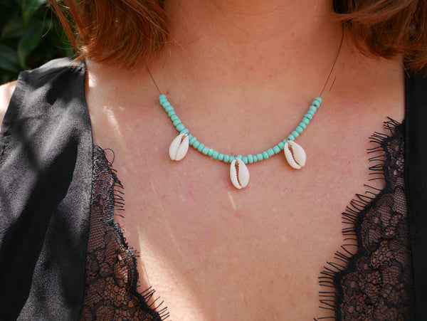 Collier en coquillages cauris beiges naturels et perles