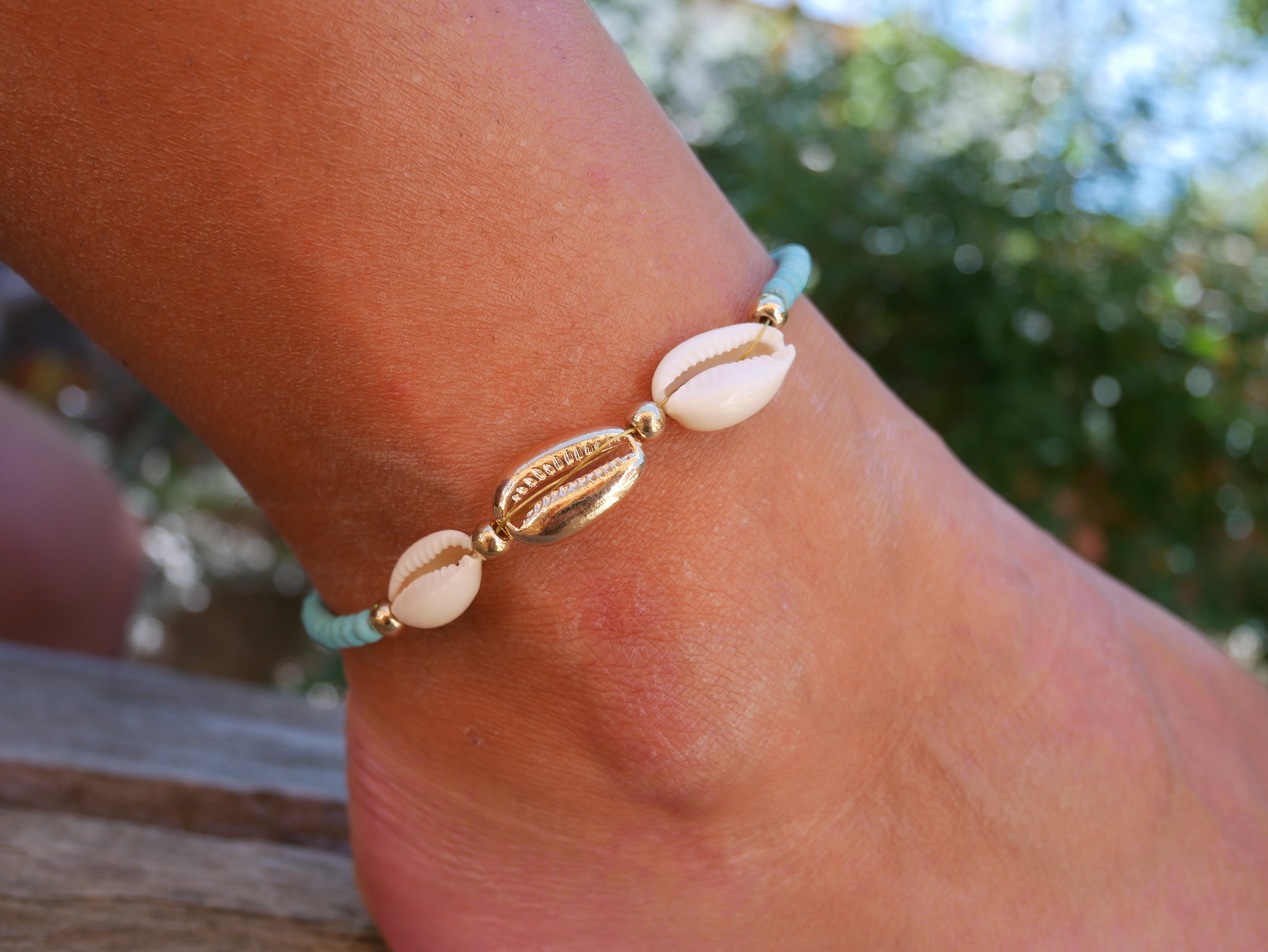 Chaîne de cheville coquillage cauri métal et perles en howlite turquoise