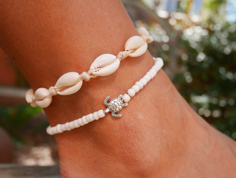 Chaîne de cheville beige en coquillages Cauris et tortue de mer