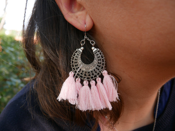Boucles d'oreilles bohèmes orientales en dentelle d'argent et pompons