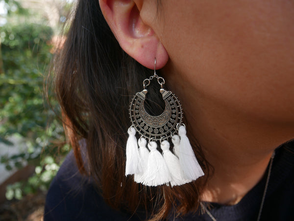 Boucles d'oreilles bohèmes orientales en dentelle d'argent et pompons