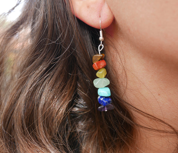 Boucles d'oreilles 7 chakras en pierres naturelles forme chips