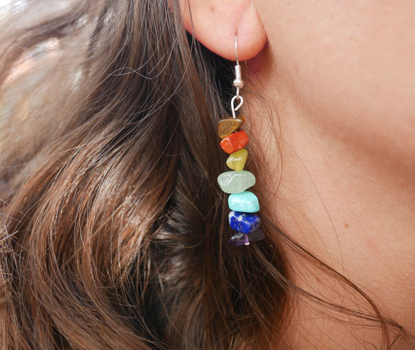 Boucles d'oreilles 7 chakras en pierres naturelles forme chips