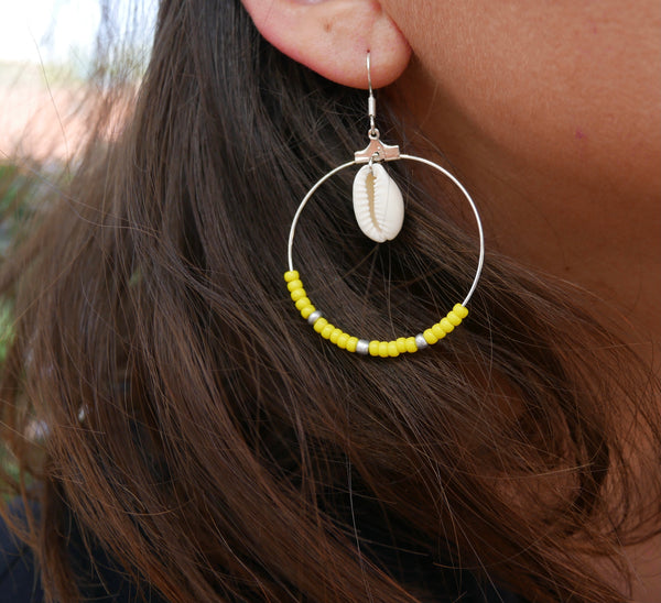 Boucles d'oreilles créoles en perles et coquillages cauris