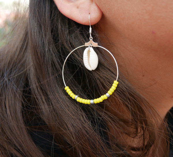 Boucles d'oreilles créoles en perles et coquillages cauris