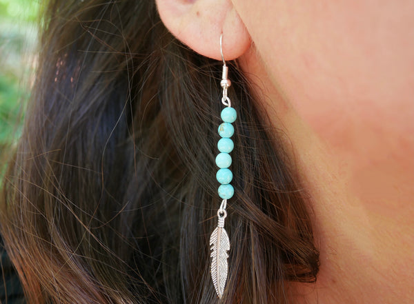 Boucles d'oreilles pendantes en Howlite Turquoise et plume