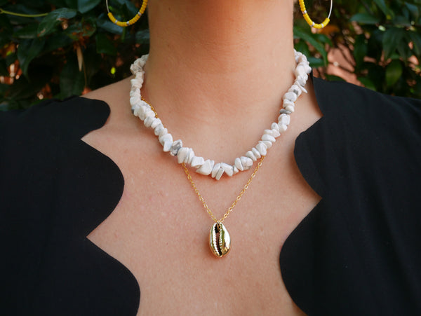 Collier en pierres naturelles et coquillage cauri
