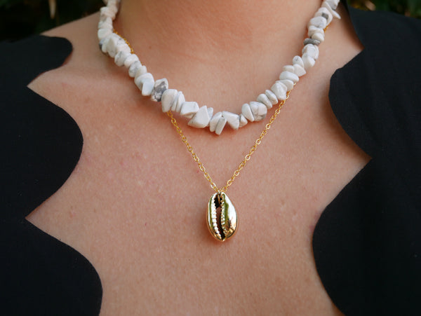 Collier en pierres naturelles et coquillage cauri