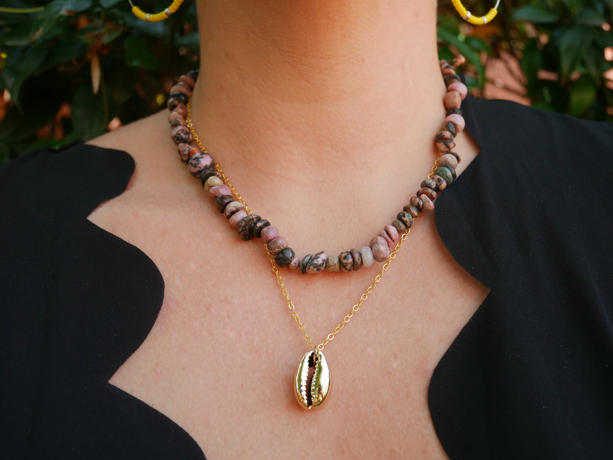 Collier en pierres naturelles et coquillage cauri