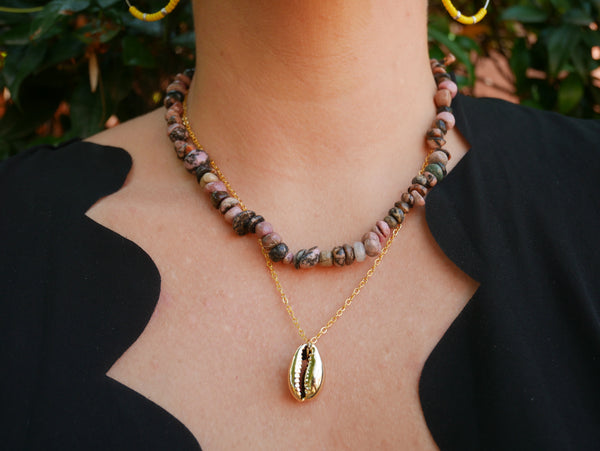Collier en pierres naturelles et coquillage cauri