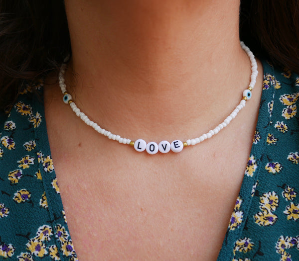 Collier en perles blanches et oeil Turc porte bonheur
