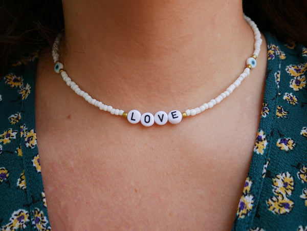 Collier en perles blanches et oeil Turc porte bonheur