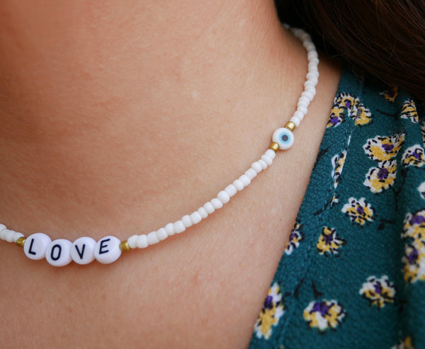 Collier en perles blanches et oeil Turc porte bonheur