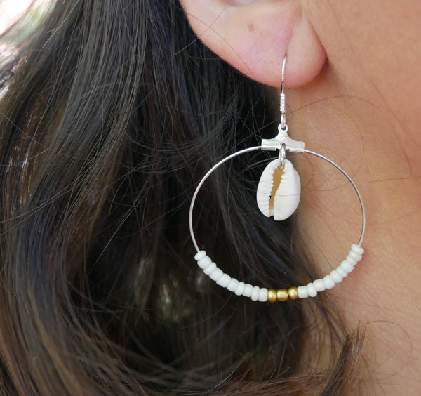 Boucles d'oreilles créoles en perles et coquillages cauris