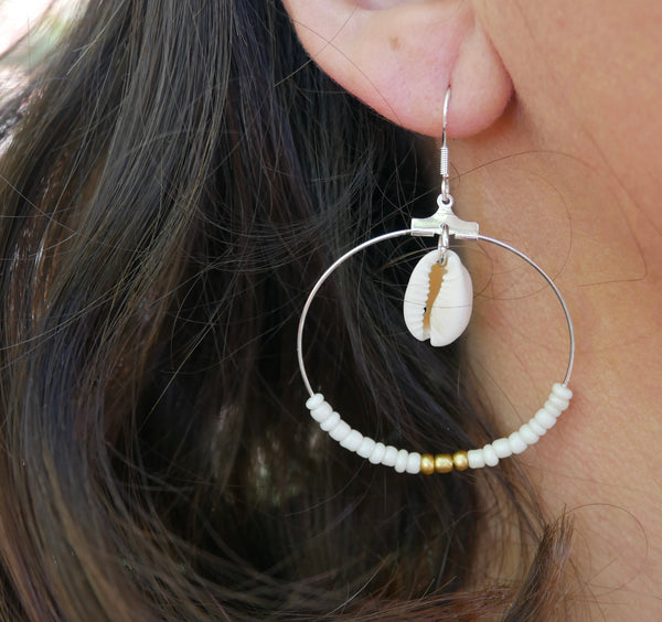 Boucles d'oreilles créoles en perles et coquillages cauris