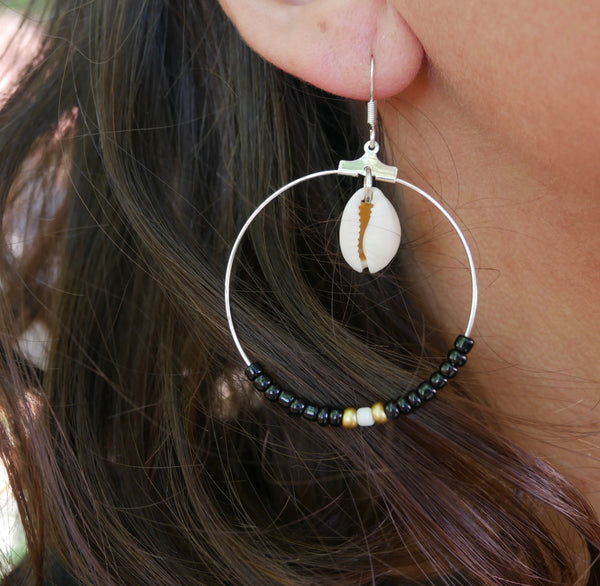 Boucles d'oreilles créoles en perles et coquillages cauris