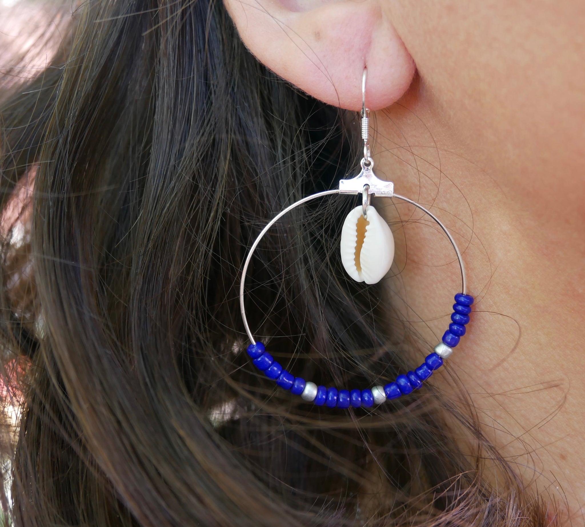 Boucles d'oreilles créoles en perles et coquillages cauris