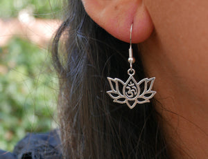 Boucles d'oreilles pendantes breloque Lotus Signe Om
