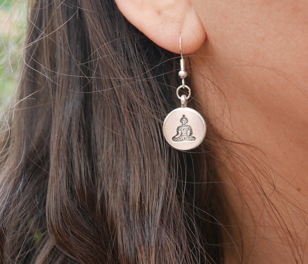Boucles d'oreilles avec breloque argentée