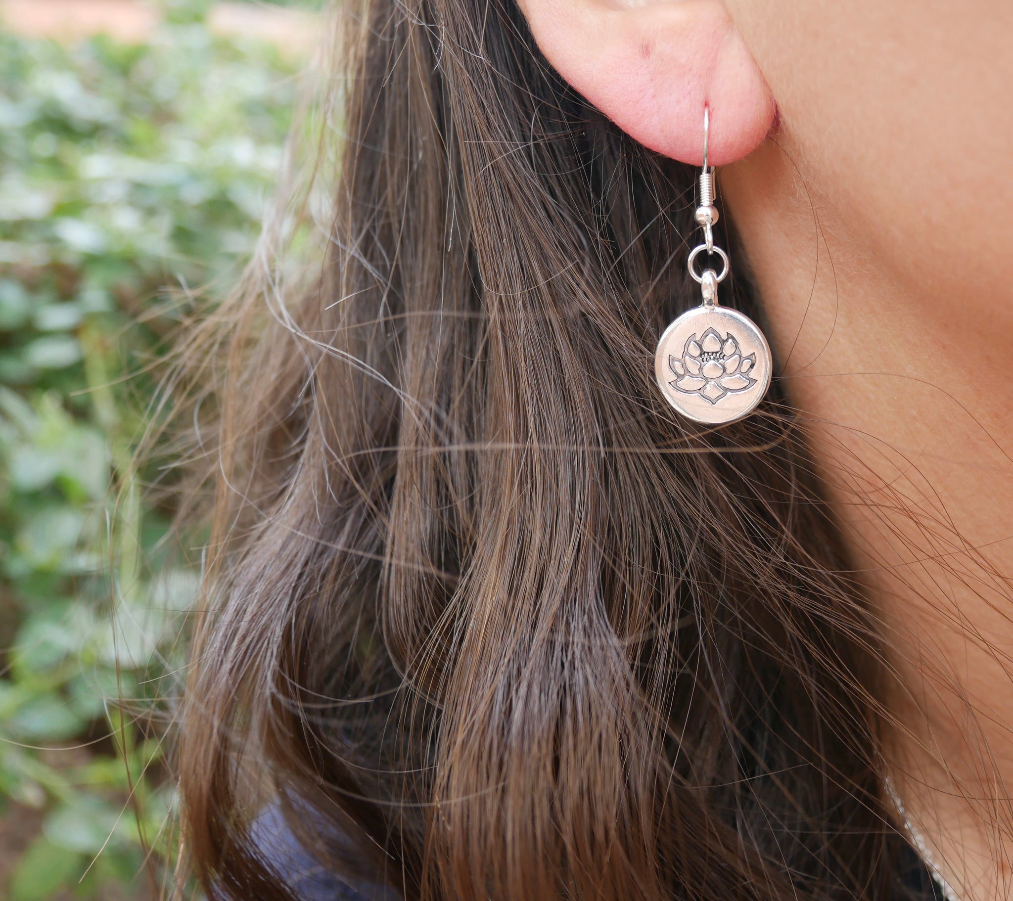 Boucles d'oreilles avec breloque argentée