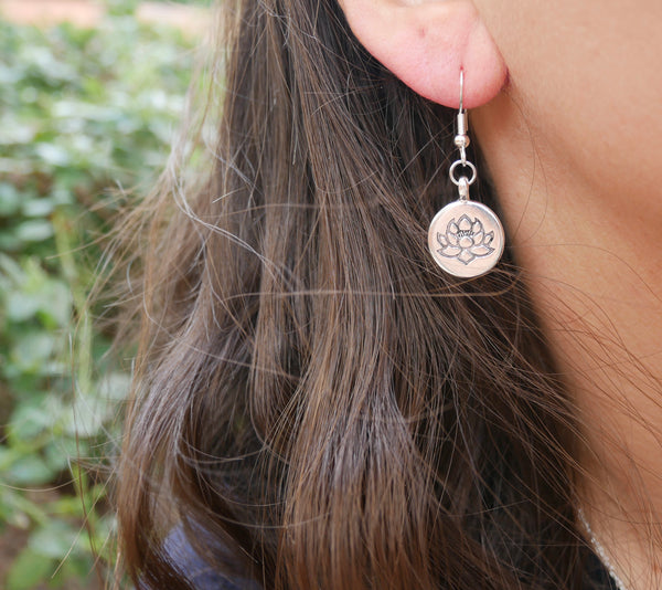 Boucles d'oreilles avec breloque argentée
