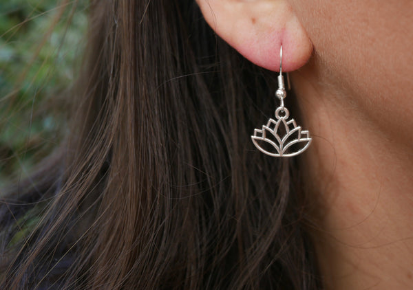 Boucles d'oreilles avec breloque argentée
