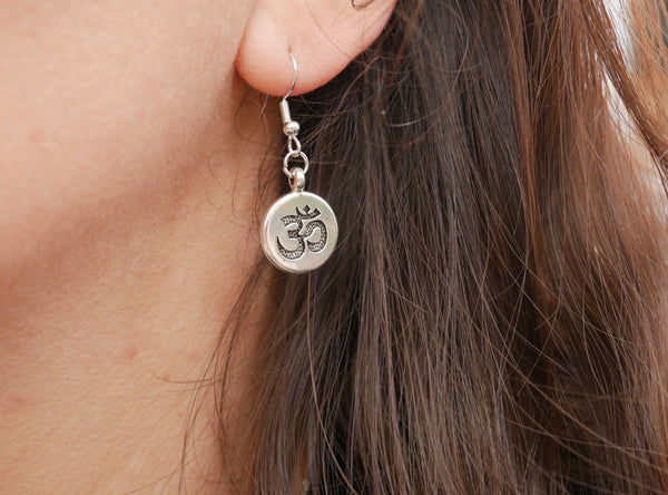 Boucles d'oreilles avec breloque argentée