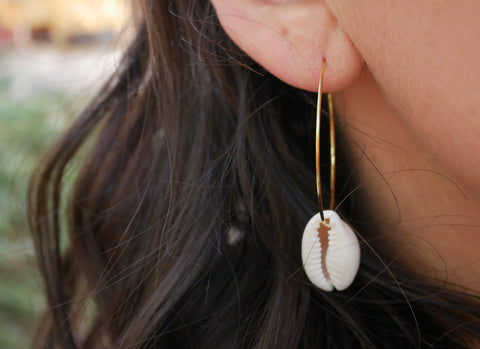 Boucles d'oreilles créoles et coquillages cauris
