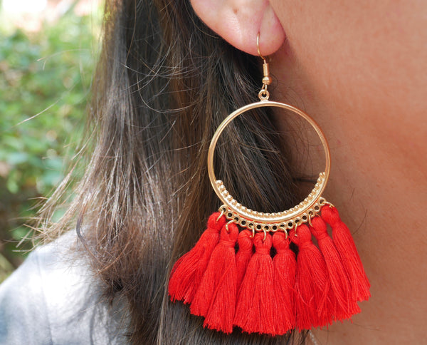 Boucles d'oreilles créoles dorées et pompons colorés