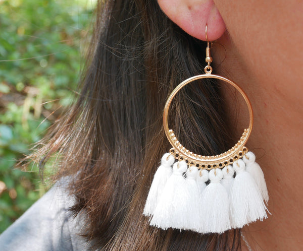 Boucles d'oreilles créoles dorées et pompons colorés