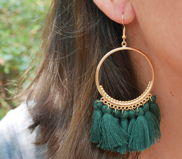 Boucles d'oreilles créoles dorées et pompons colorés