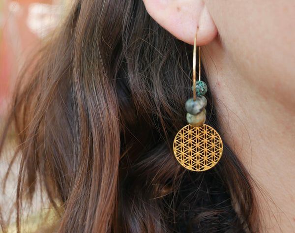 Boucles d'oreilles créoles en Turquoise Africaine et fleur de vie