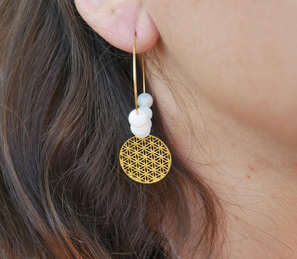 Boucles d'oreilles créoles en Pierre de lune et fleur de vie