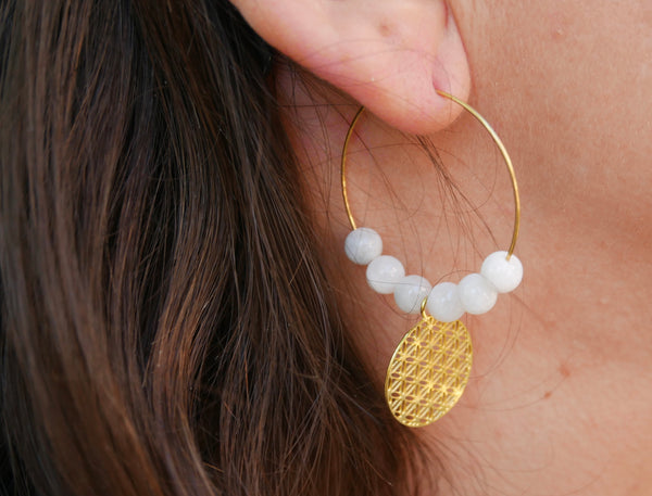 Boucles d'oreilles créoles en Pierre de lune et fleur de vie