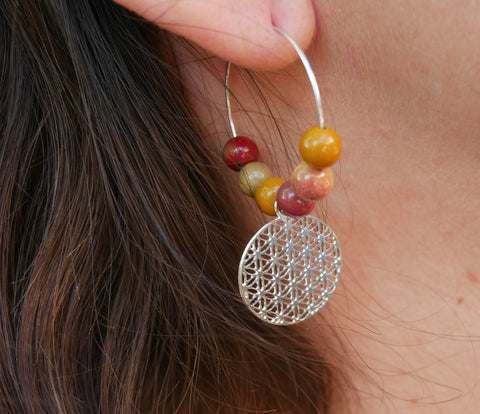 Boucles d'oreilles créoles argentées en Jaspe Mokaïte et fleur de vie