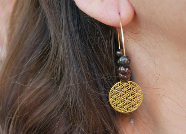 Boucles d'oreilles créoles dorées en Grenat et fleur de vie