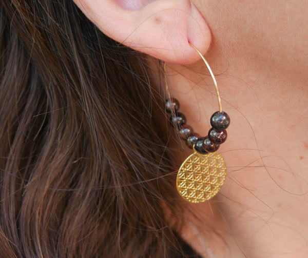 Boucles d'oreilles créoles dorées en Grenat et fleur de vie