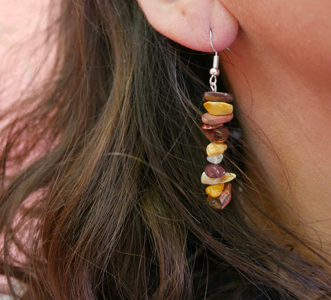 Boucles d'oreilles pendantes en Jaspe Mokaïte ou Mookaite forme chips