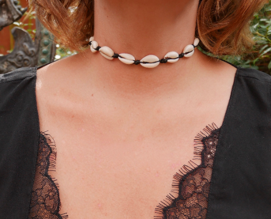 Collier noir en coquillages cauris beiges naturels